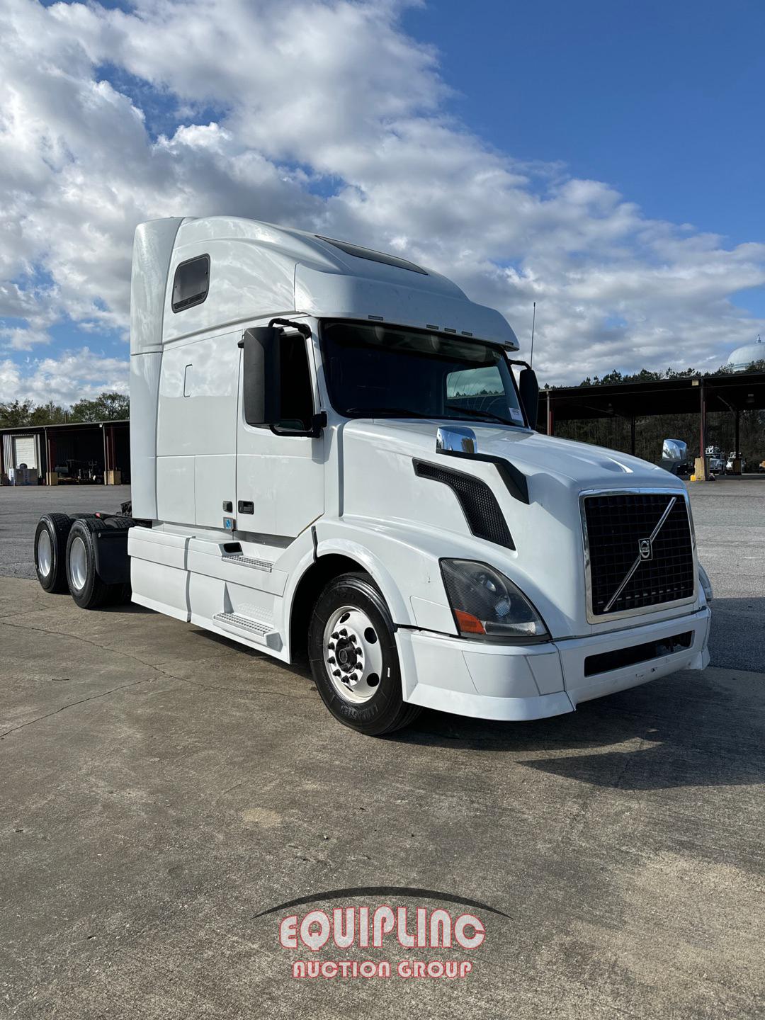 2015 VOLVO VNL64T TANDEM AXLE SLEEPER TRUCK