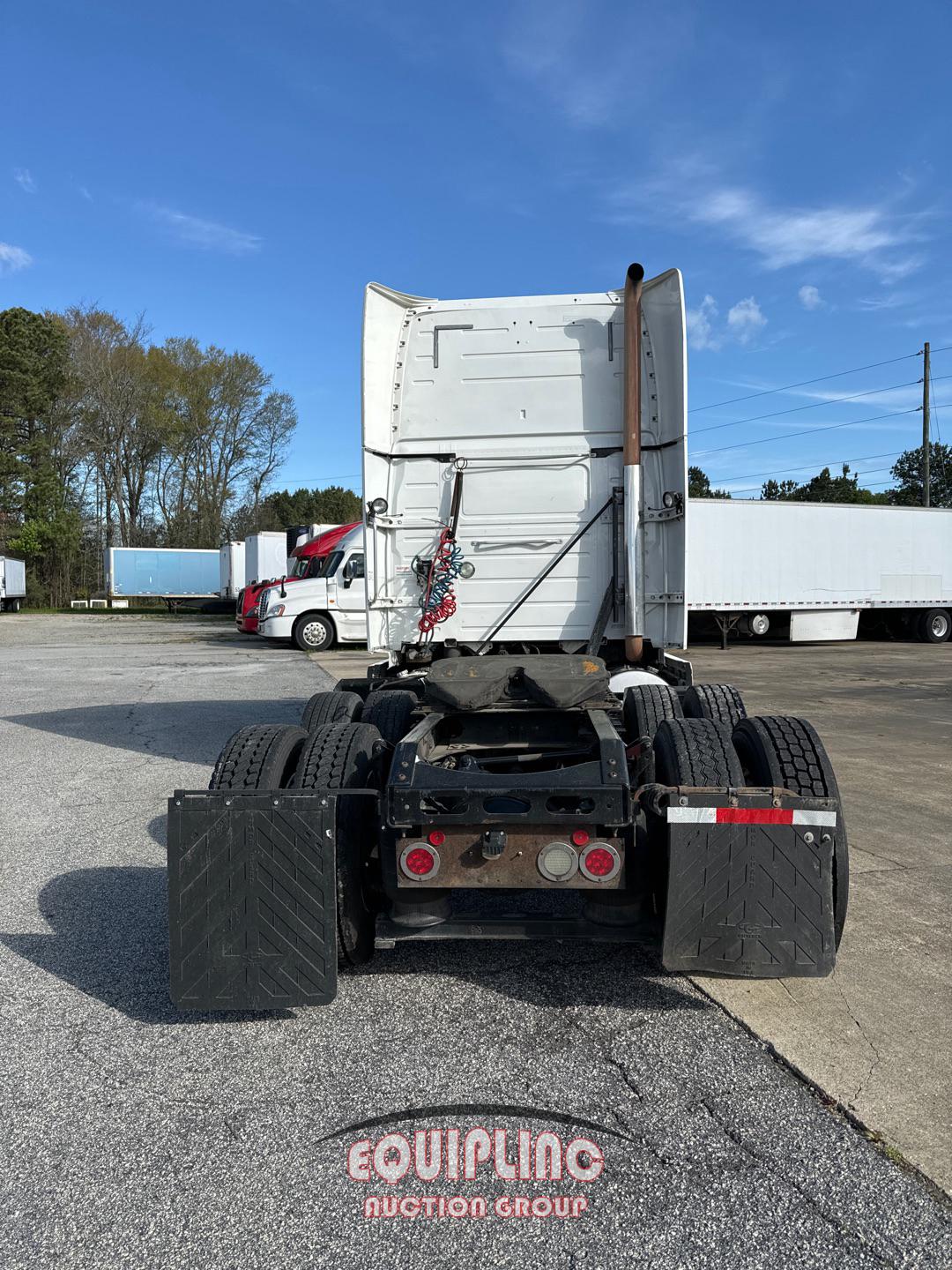 2015 VOLVO VNL64T TANDEM AXLE SLEEPER TRUCK