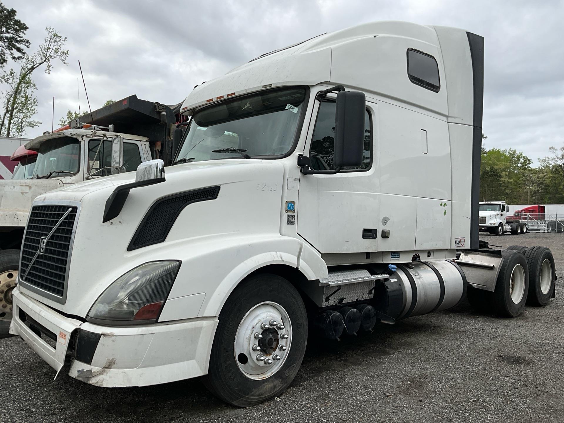 2011 VOLVO VNL SLEEPER