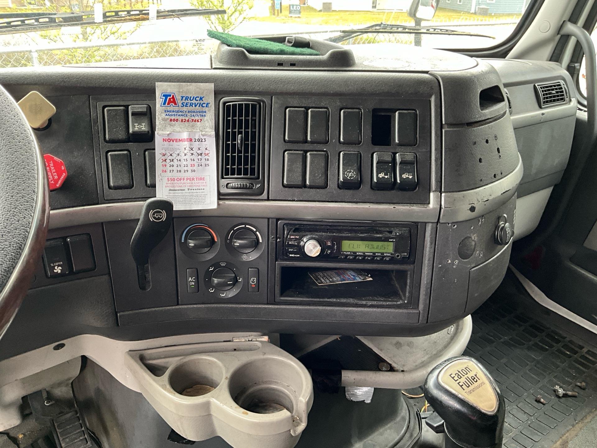 2011 VOLVO VNL SLEEPER