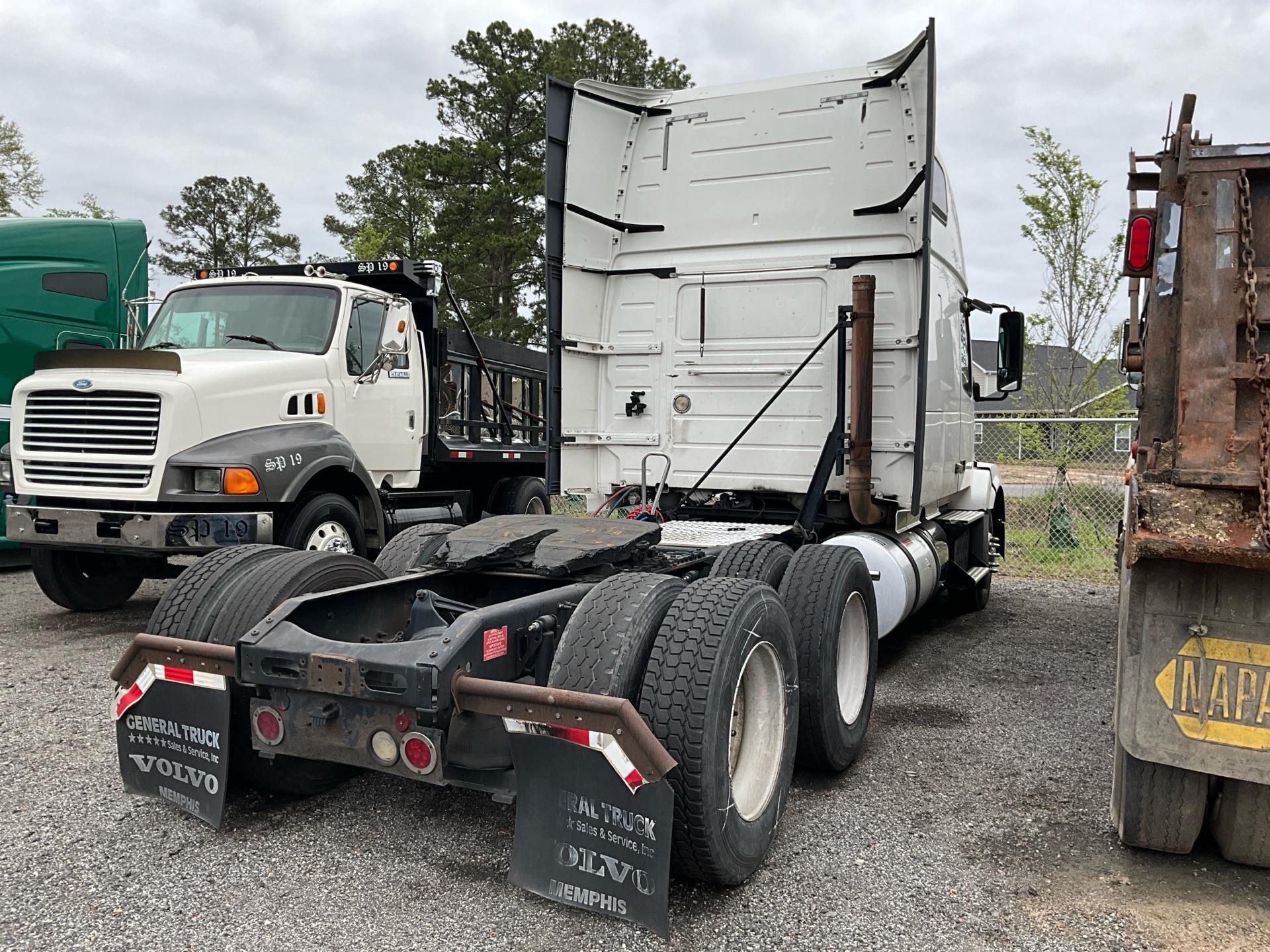 2011 VOLVO VNL SLEEPER