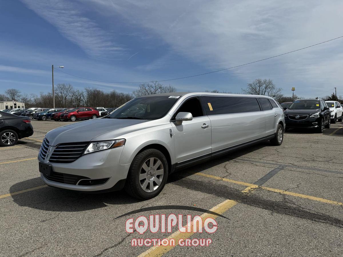 2011 LINCOLN 120-inch MKT LIMO