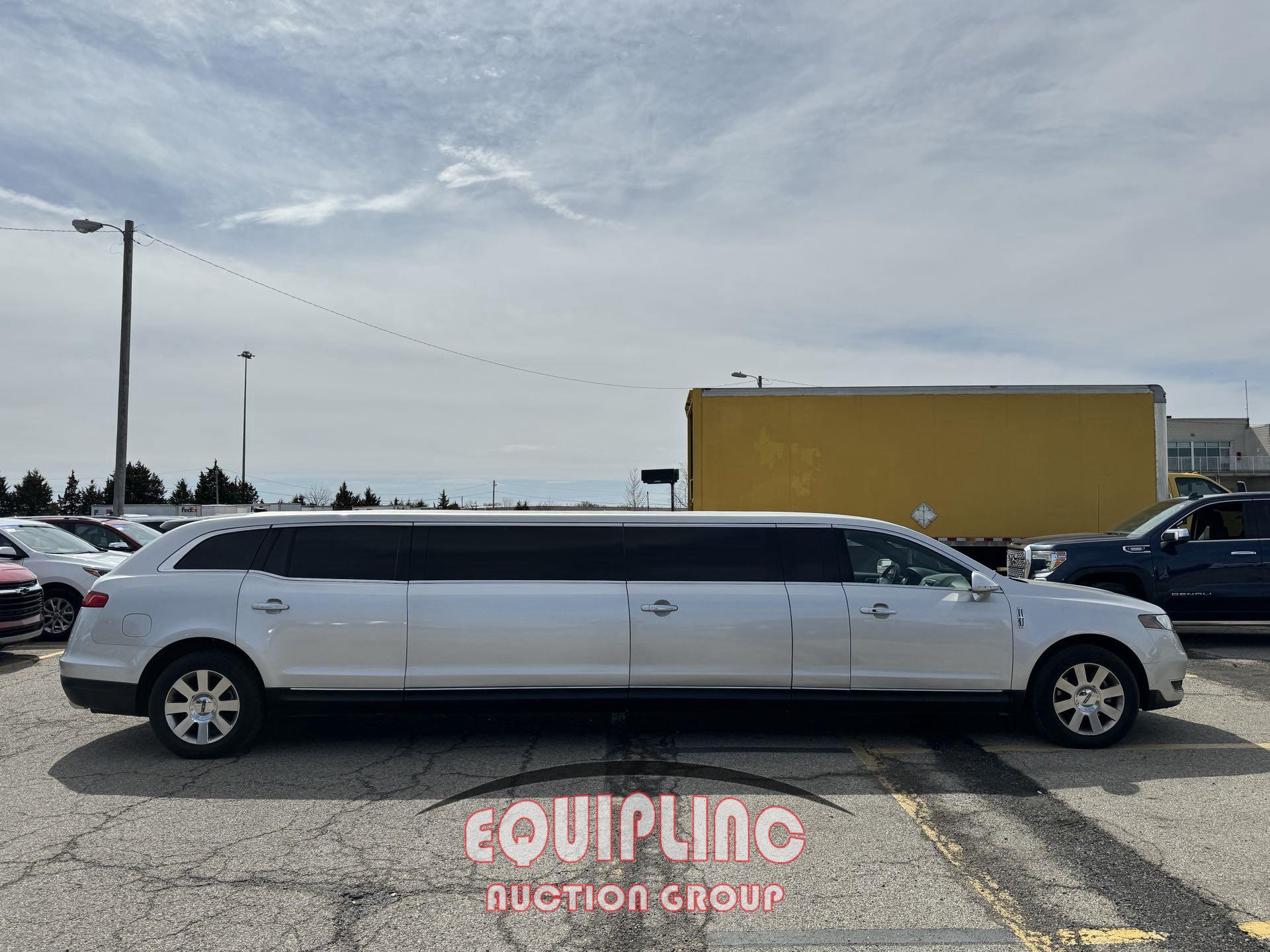 2011 LINCOLN 120-inch MKT LIMO