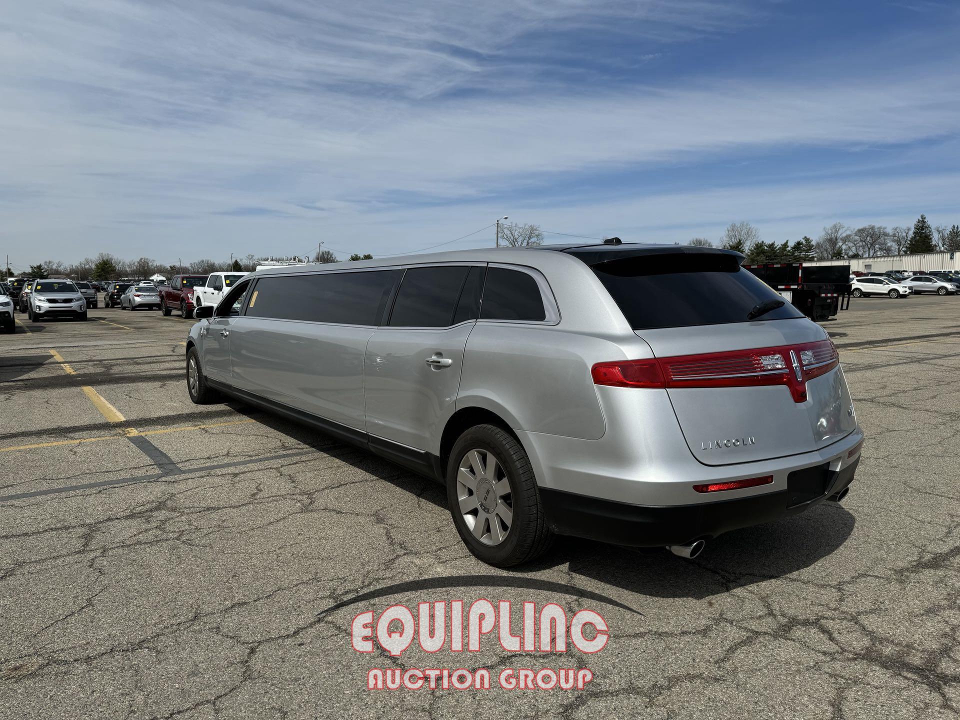 2011 LINCOLN 120-inch MKT LIMO