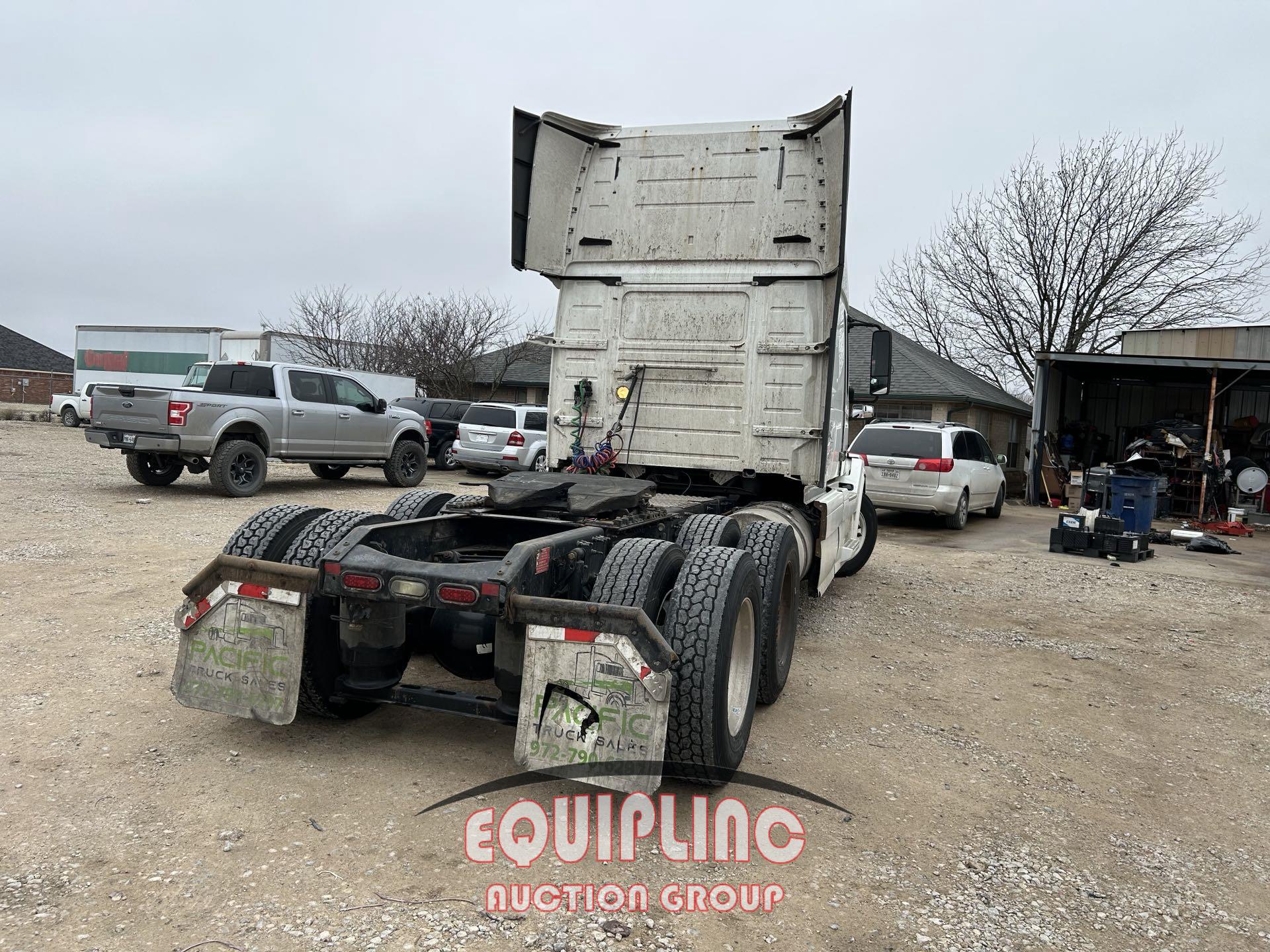 2014 VOLVO VNL670 TANDEM AXLE SLEEPER