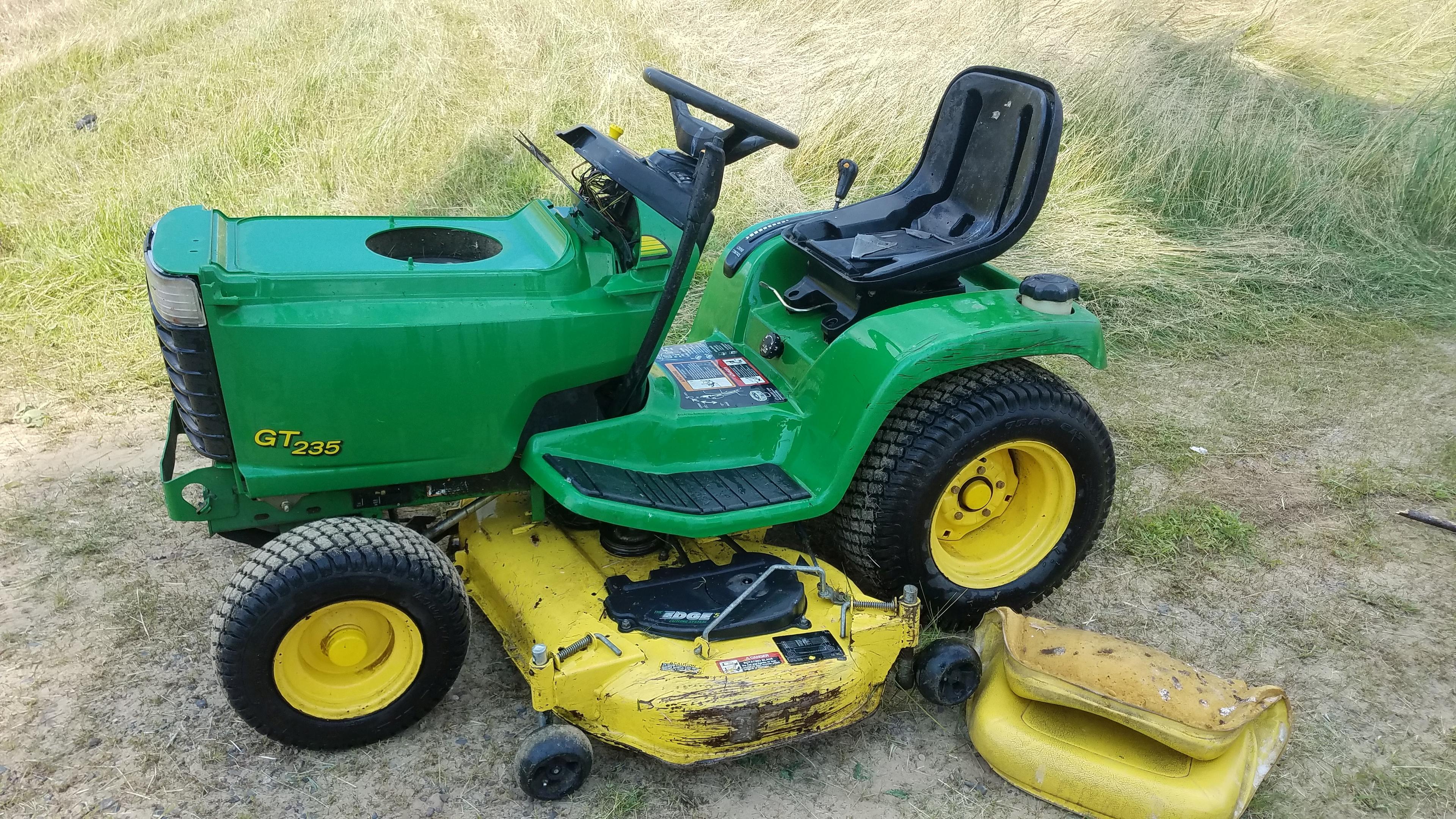 John Deere GT235 Garden Tractor. 452 hrs. 54" deck. Hydrostatic. Missing to