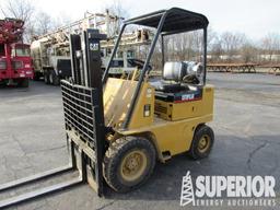 CAT V40B Warehouse Forklift, 4000# p/b LPG Eng, 3'