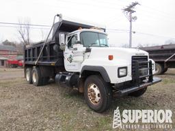 (x) 1994 MACK RD690S 15 Cu Yd T/A Dump Truck, VIN-