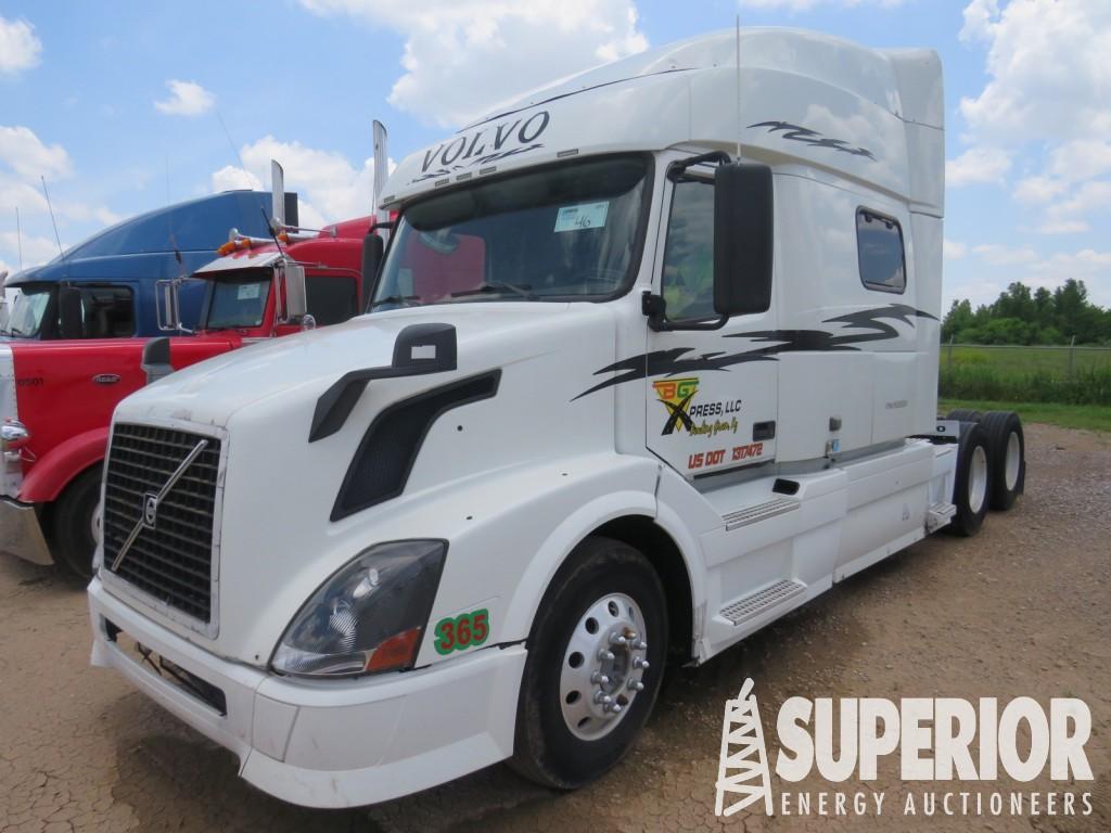 (x) 2007 VOLVO T/A Truck w/ Stand Up 74" Sleeper,