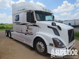 (x) 2007 VOLVO T/A Truck w/ Stand Up 74" Sleeper,