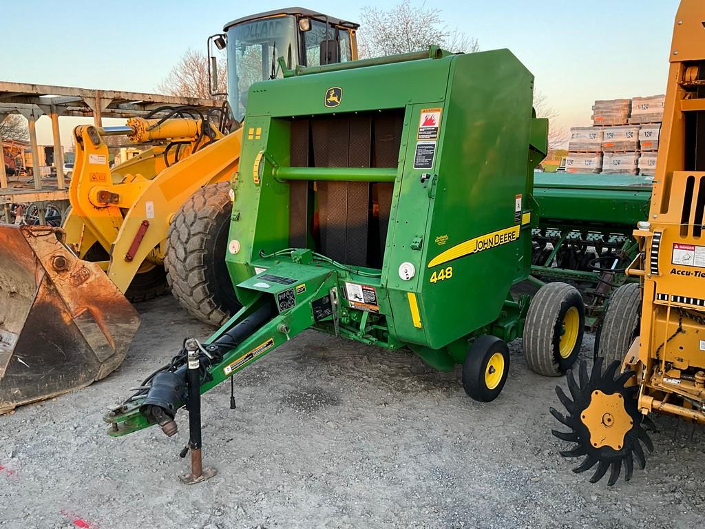 John Deere 448 Round Baler