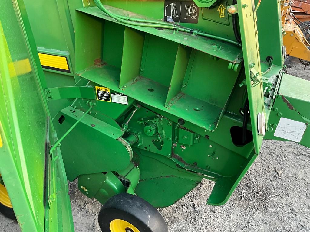 John Deere 448 Round Baler