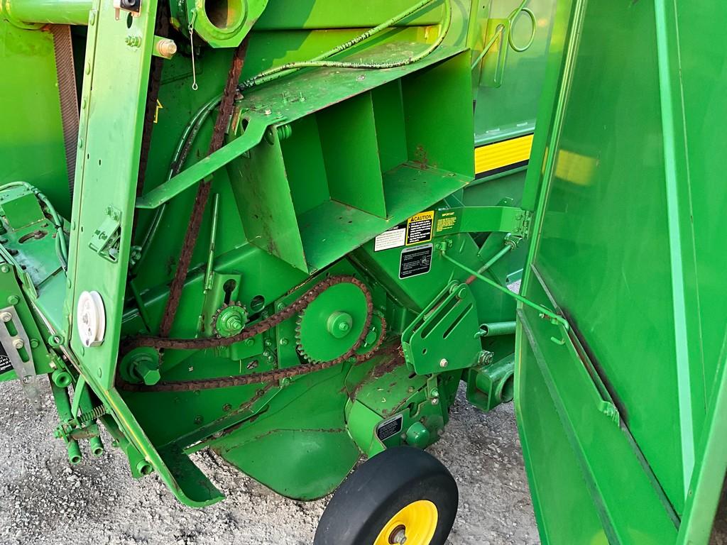 John Deere 448 Round Baler