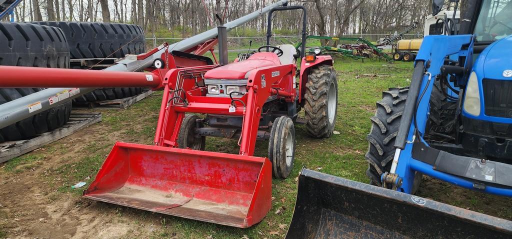 2005 Mahindra 5500 Tractor W/Loader (RUNS)