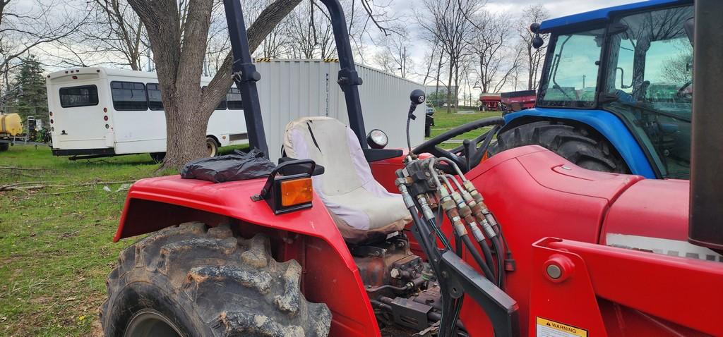 2005 Mahindra 5500 Tractor W/Loader (RUNS)