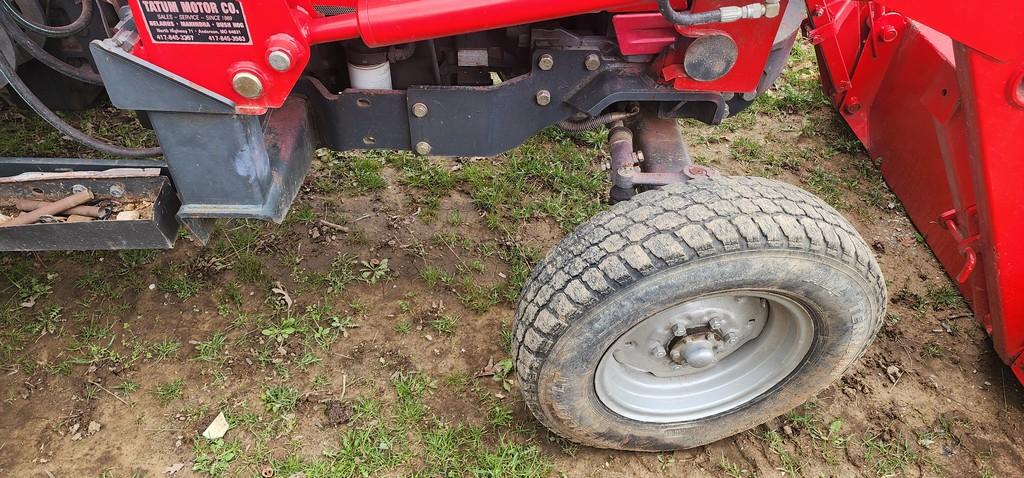 2005 Mahindra 5500 Tractor W/Loader (RUNS)