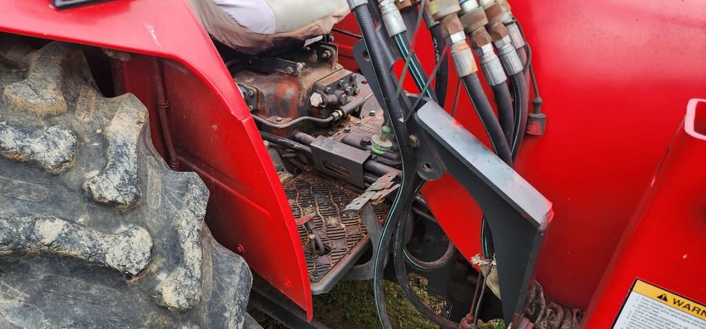 2005 Mahindra 5500 Tractor W/Loader (RUNS)