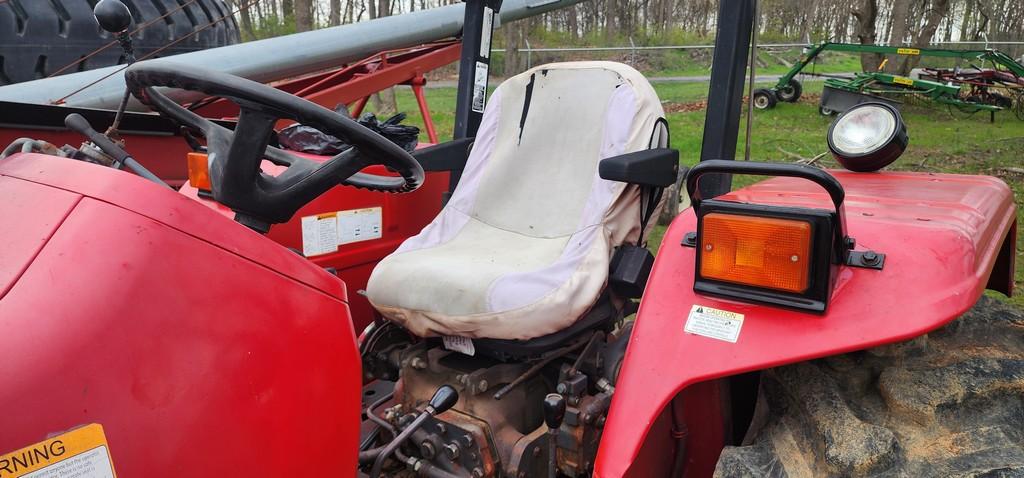 2005 Mahindra 5500 Tractor W/Loader (RUNS)