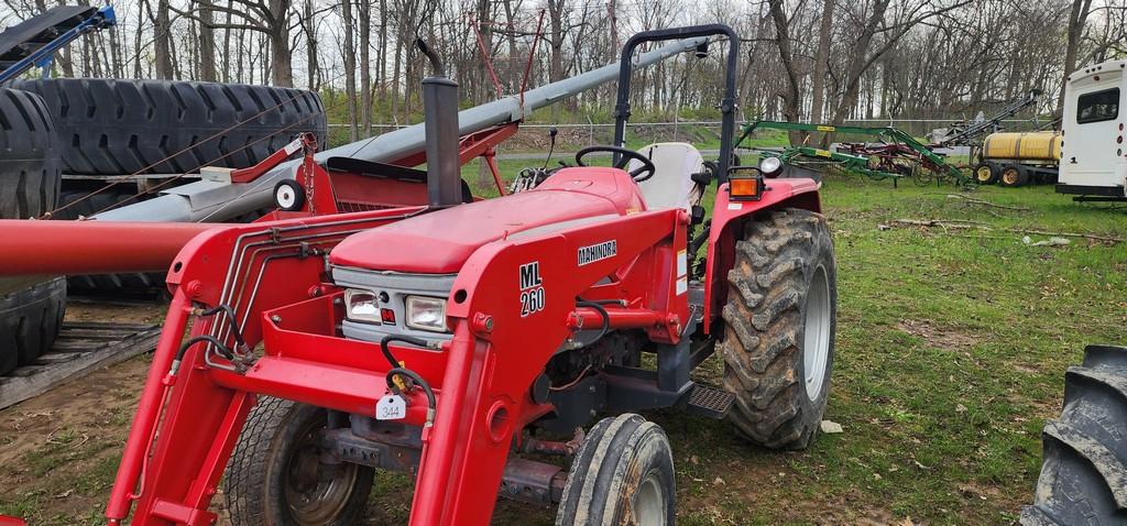 2005 Mahindra 5500 Tractor W/Loader (RUNS)