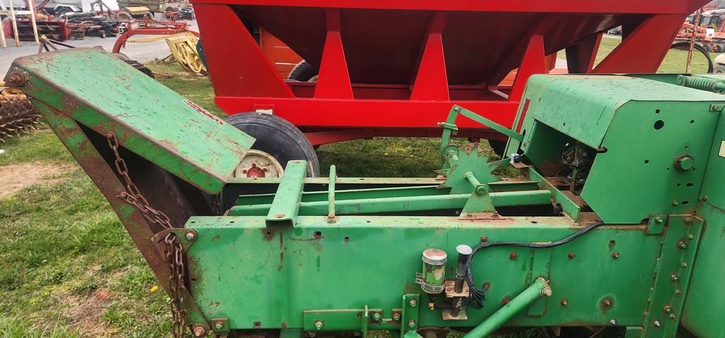 John Deere 328 Square Baler