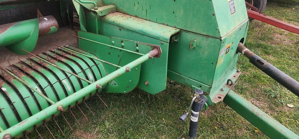 John Deere 328 Square Baler