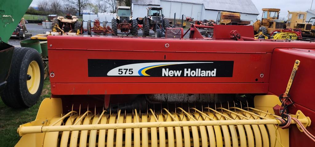 New Holland 575 Square Baler (NICE)