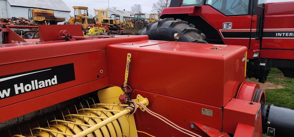 New Holland 575 Square Baler (NICE)