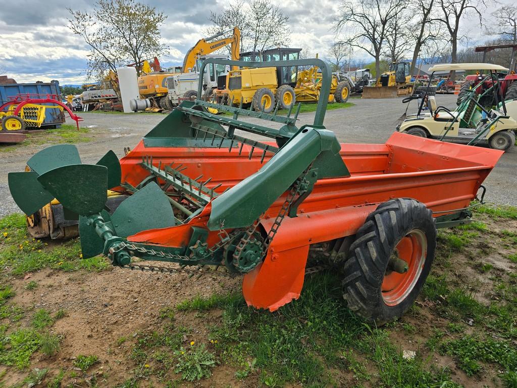 New Idea Ground Drive Manure Spreader