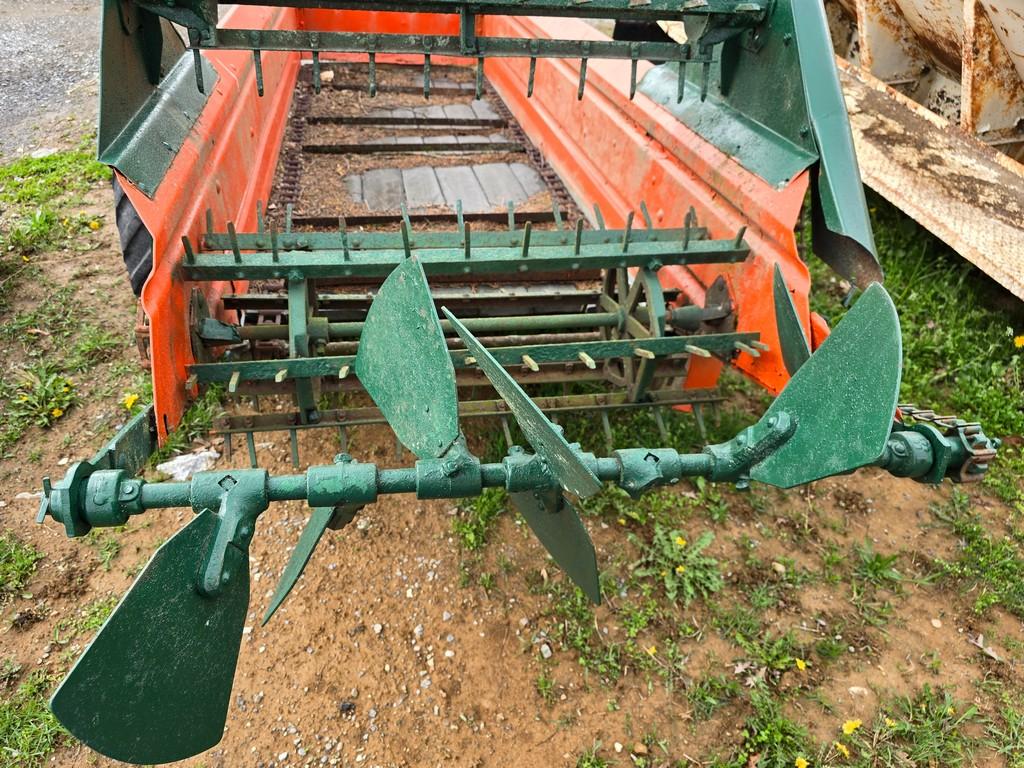 New Idea Ground Drive Manure Spreader