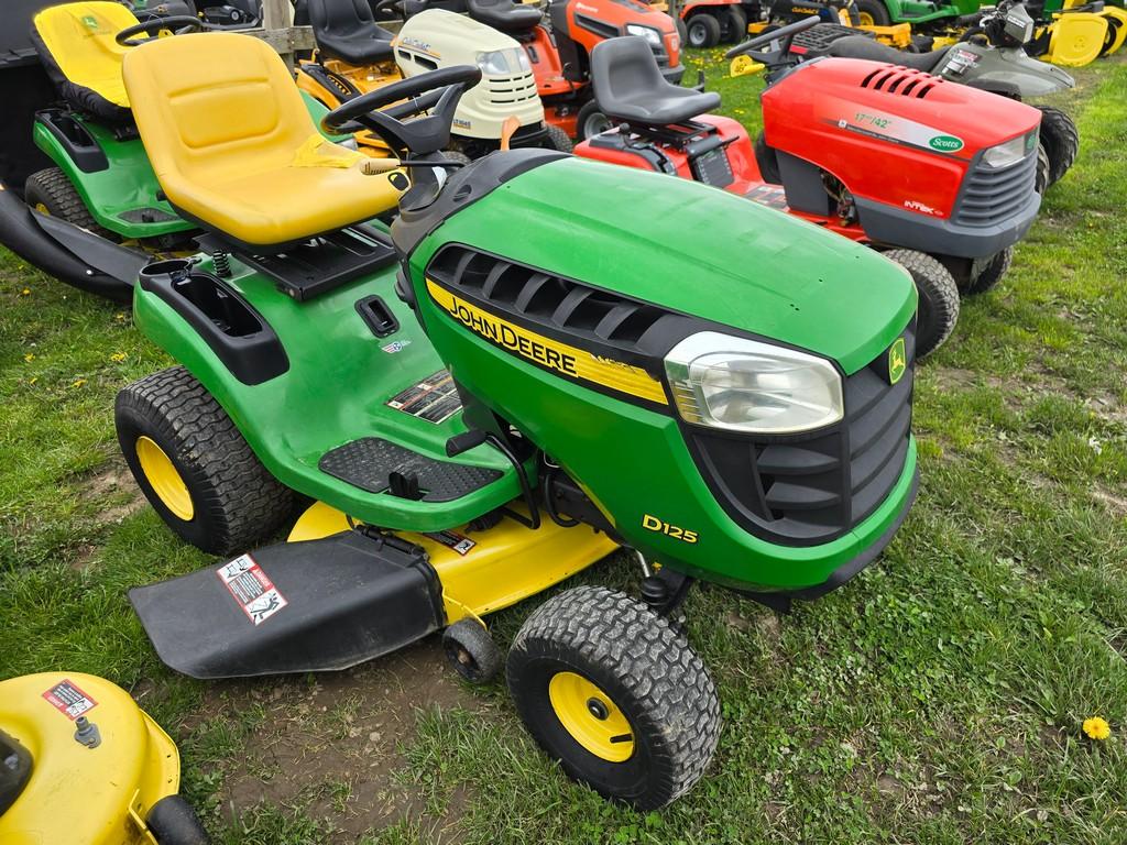 John Deere D125 Riding Mower (RUNS)(DEALER TRADE IN)