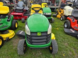 John Deere D125 Riding Mower (RUNS)(DEALER TRADE IN)