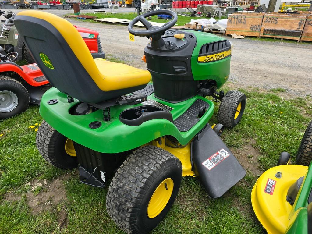 John Deere D125 Riding Mower (RUNS)(DEALER TRADE IN)