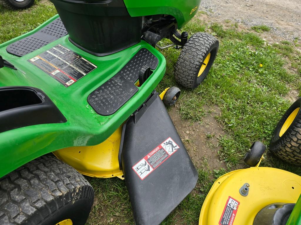 John Deere D125 Riding Mower (RUNS)(DEALER TRADE IN)