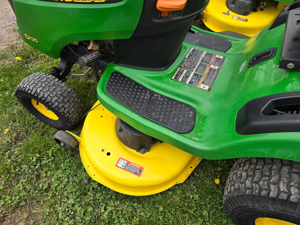 John Deere D125 Riding Mower (RUNS)(DEALER TRADE IN)