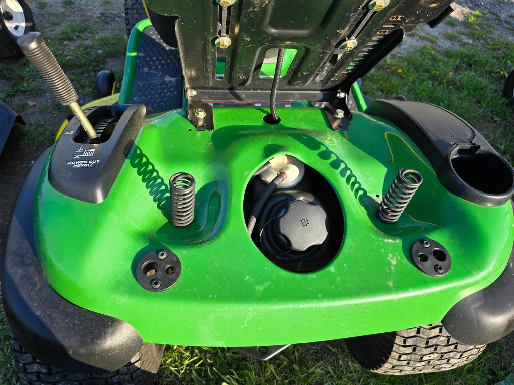 John Deere D140 Riding Mower (RUNS)(DEALER TRADE IN)