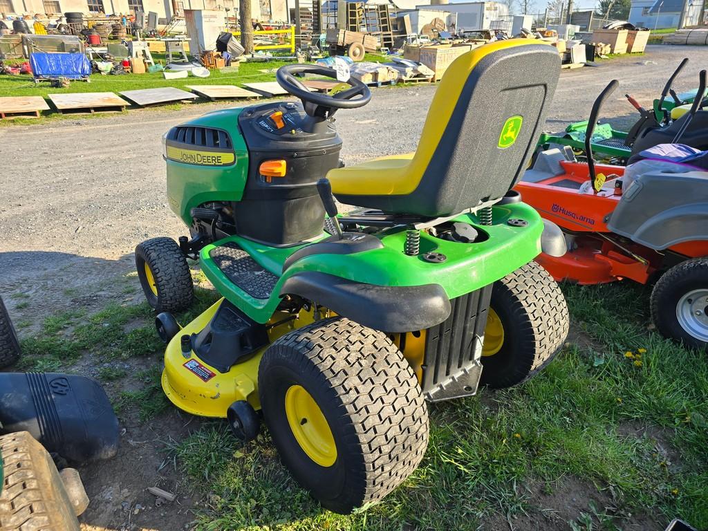 John Deere D140 Riding Mower (RUNS)(DEALER TRADE IN)