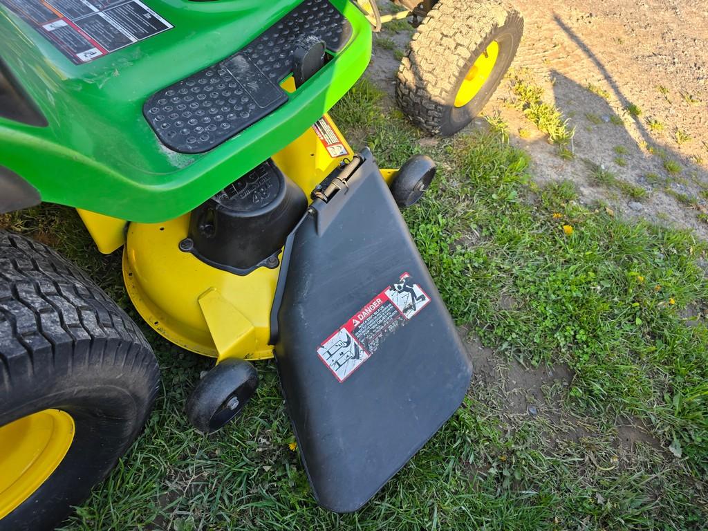 John Deere D140 Riding Mower (RUNS)(DEALER TRADE IN)