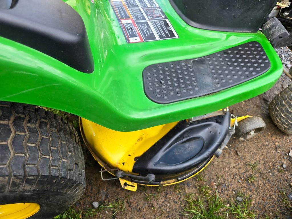 John Deere D105 Riding Mower (RUNS)