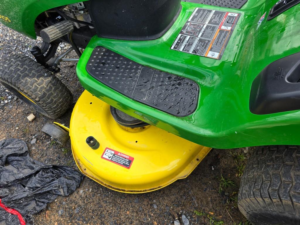 John Deere D105 Riding Mower (RUNS)