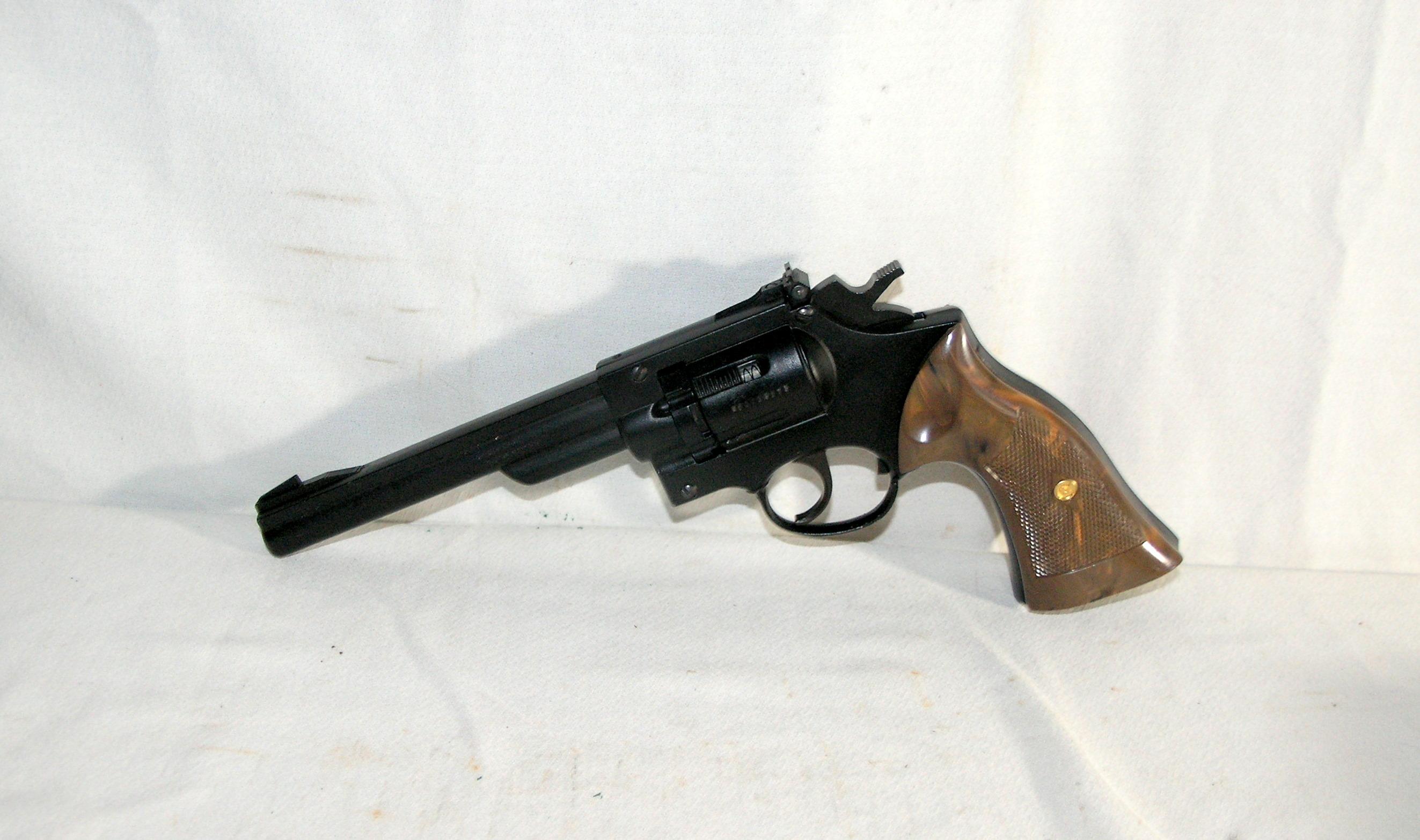Crossman Model -38T 177 Caliber Pellet Pistol in Hard Case. With Pellets an