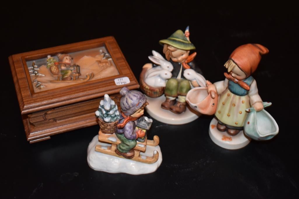 Grouping one music box 3 figurines. Ride in the Christmas music box