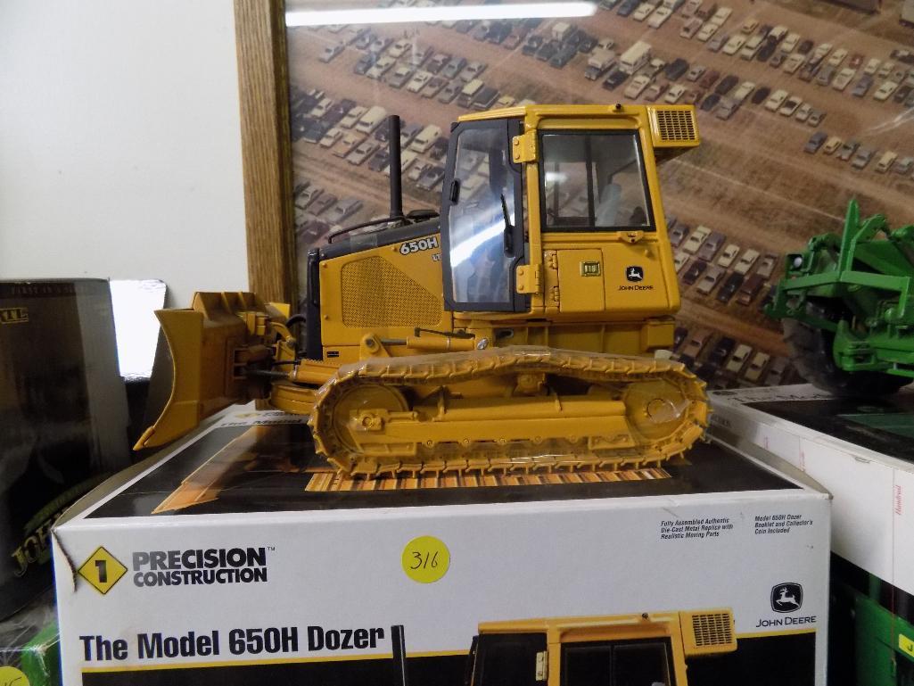 JD 650 H dozer,1/16 scale with box