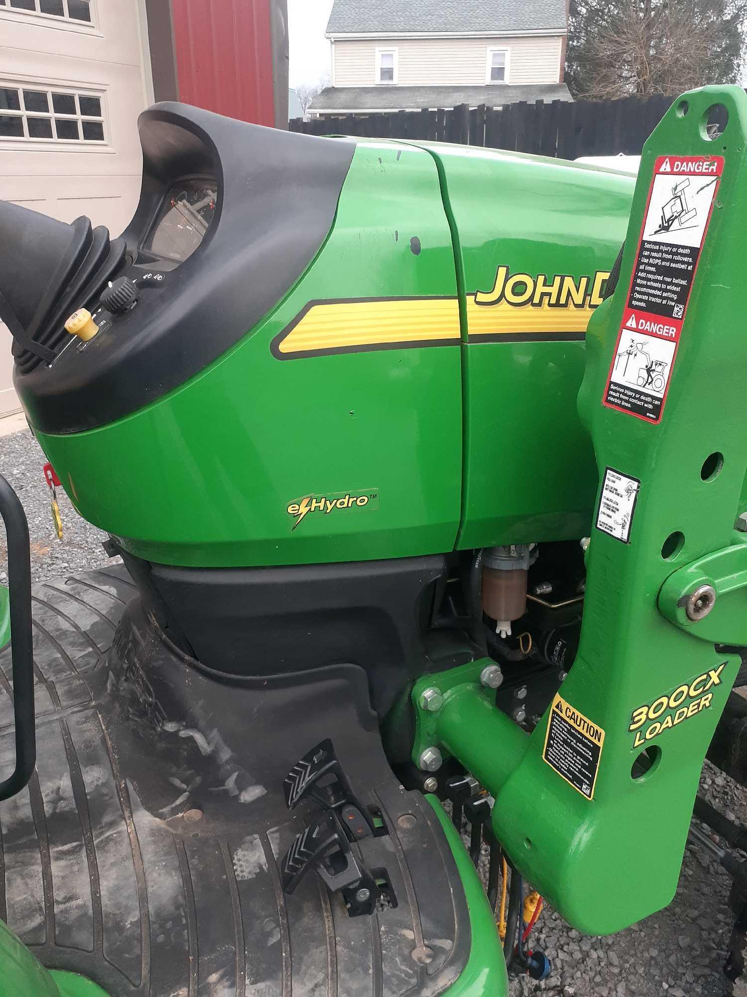 2013 John Deere 3520 with 300cx loader only 220 hours