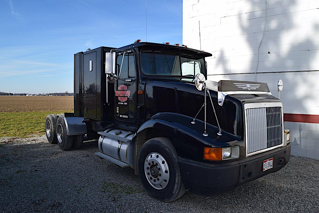 International 9400 Tandem Truck Sleeper