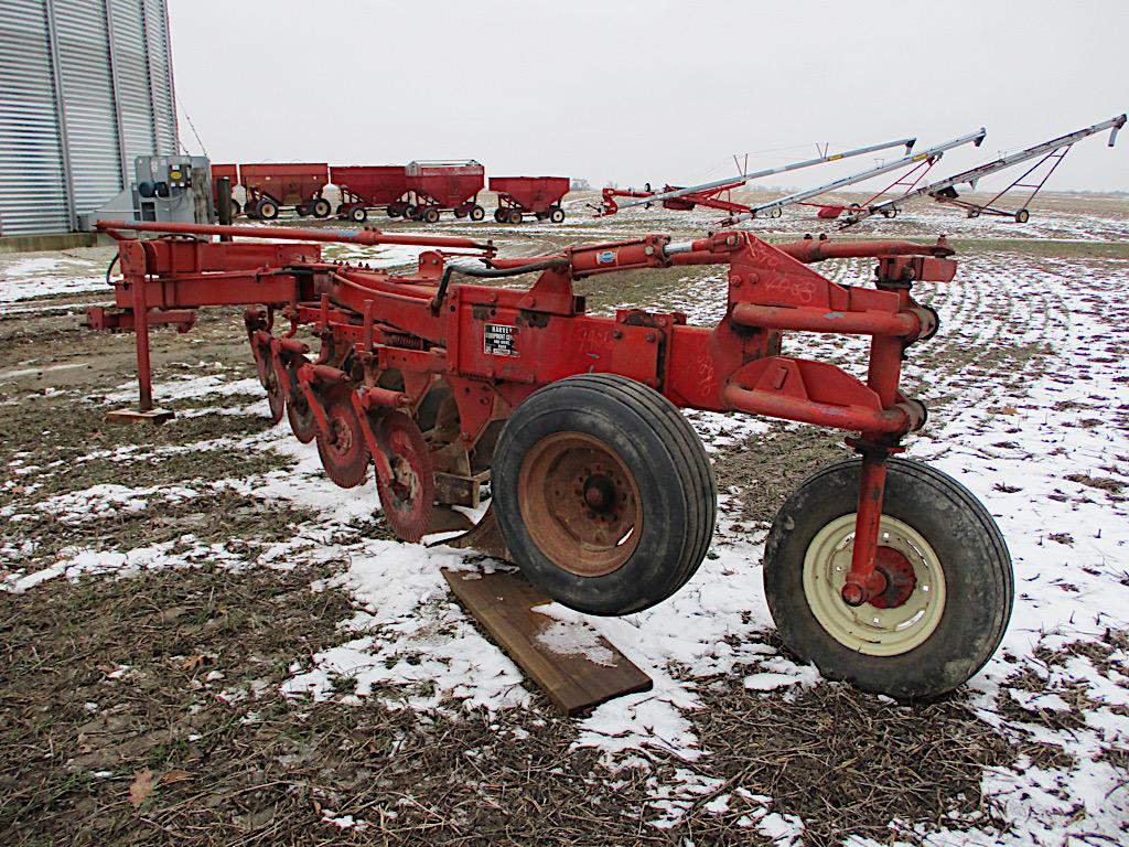 White 549 5x 16-18" Plow In Furrow