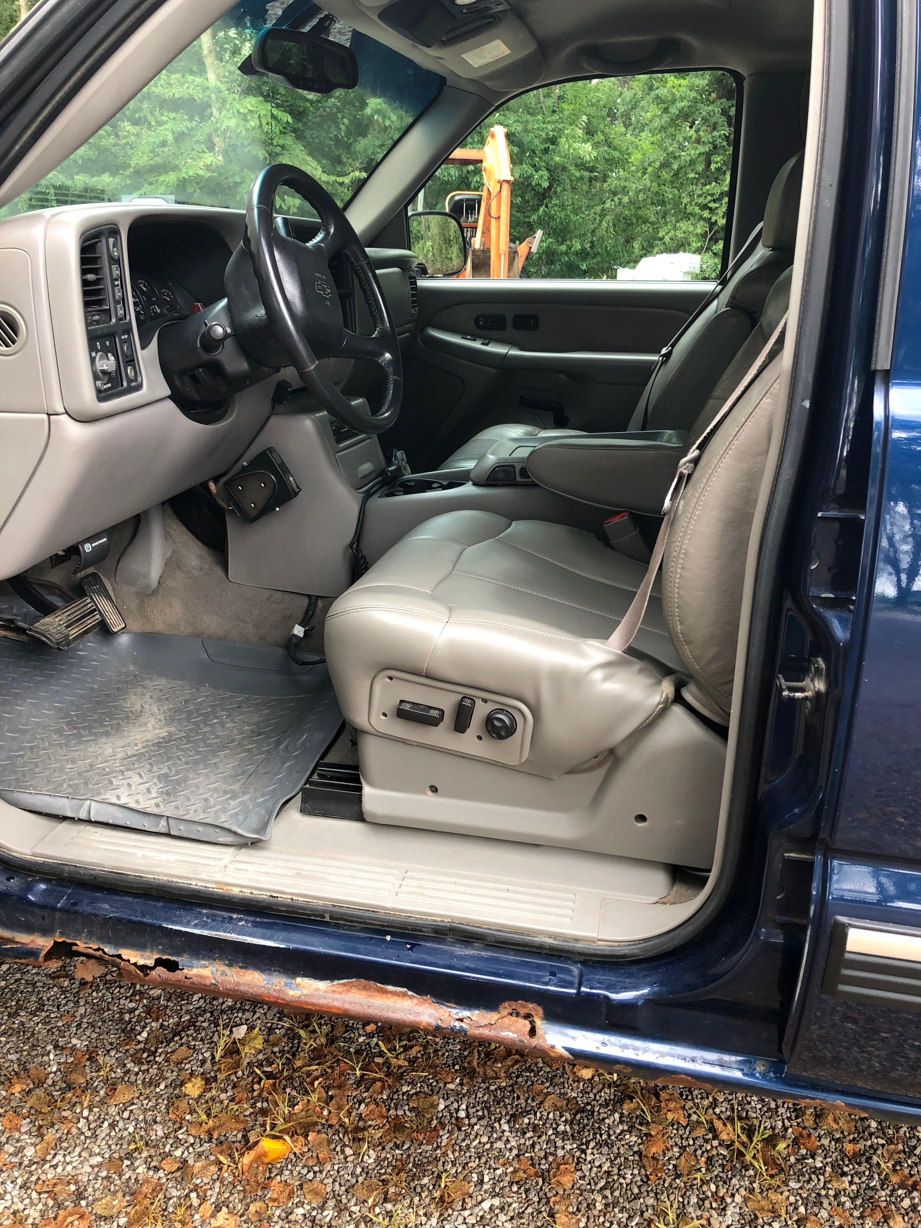 2002 CHEVORLET PICKUP W/SNOW PLOW