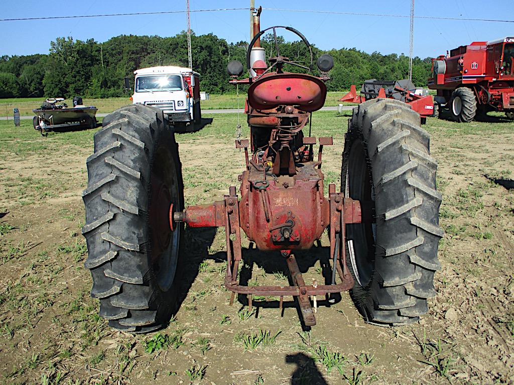 FARMALL M TRACTOR