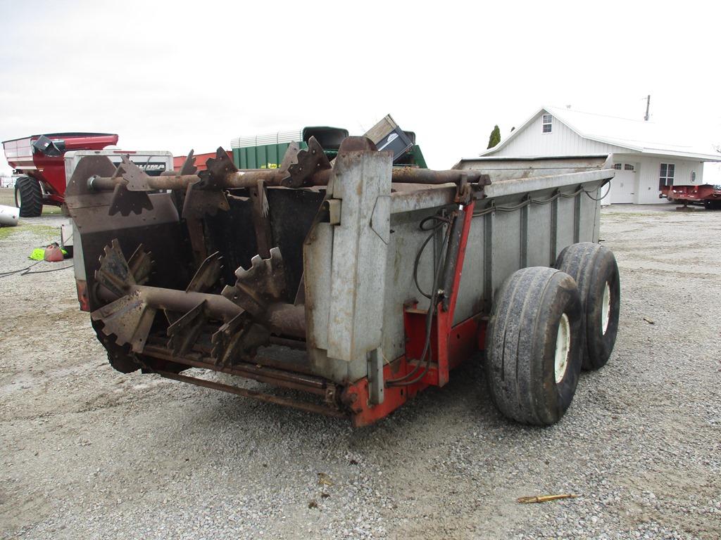 NEW IDEA MANURE SPREADER