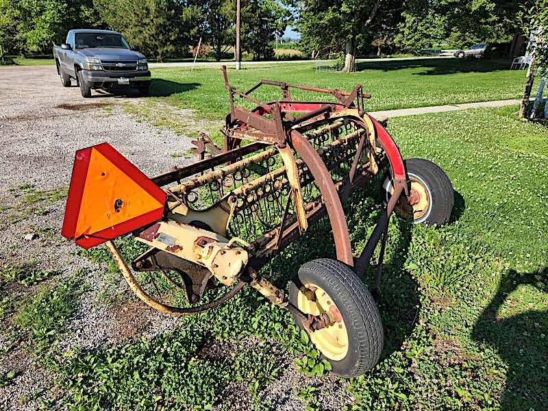 NEW HOLLAND HAY RAKE