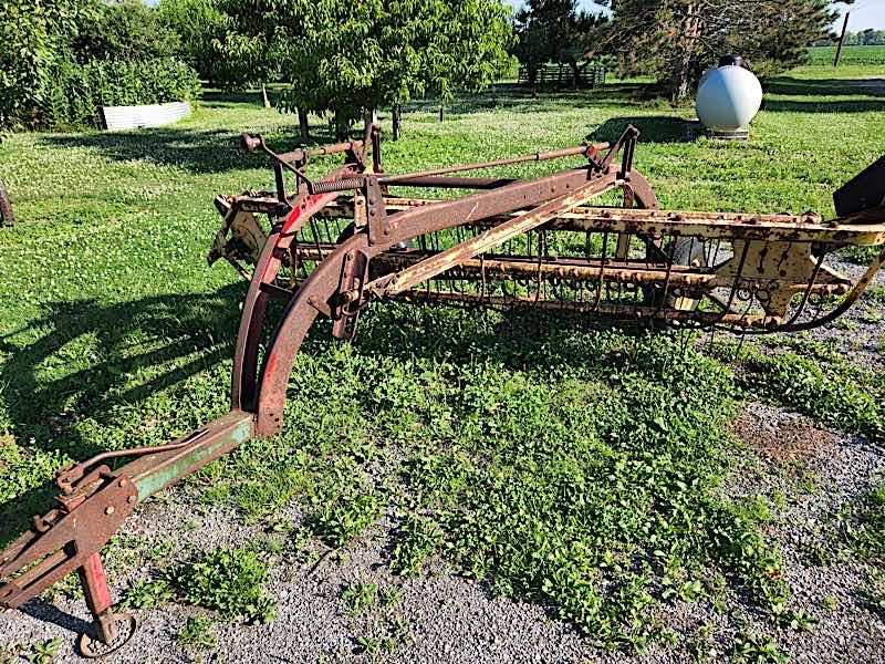 NEW HOLLAND HAY RAKE